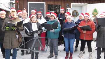 Weihnachtssingen am Imbiss am Waldrand